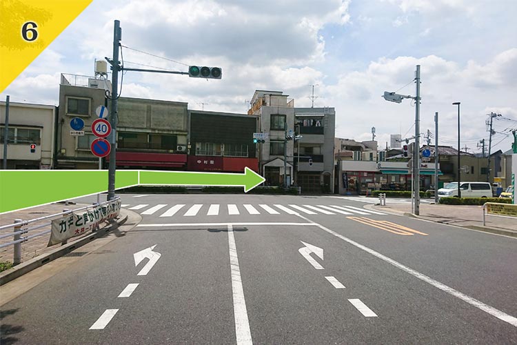 大井町駅入り口交差点を右に曲がります。
